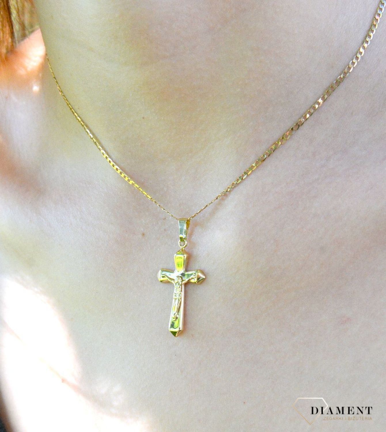 Złota zawieszka krzyżyk ze złotym wizerunkiem Chrystusa ZA 5858 375df.jpg